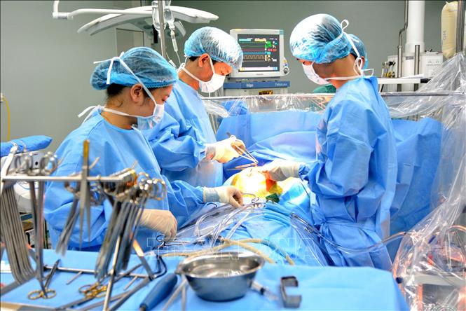Bác sĩ Bệnh viện Hữu nghị đa khoa Nghệ An thực hiện phẩu thuật tim hở. Ảnh: Văn Tý-TTXVN