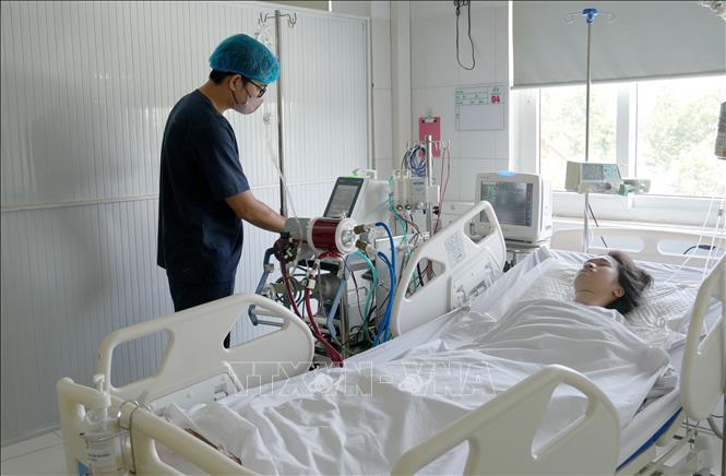 Bác sĩ Bệnh viện Hữu nghị đa khoa Nghệ An thực hiện kỹ thuật Ecmo và hạ thân nhiệt tại Khoa Hồi sức tích cực. Ảnh: Văn Tý-TTXVN