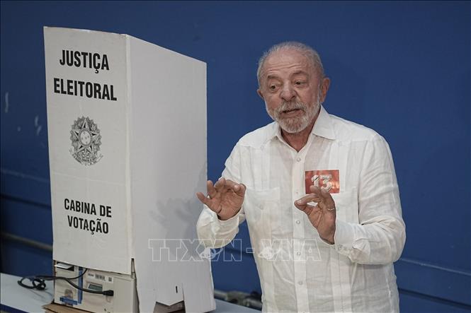 Tổng thống Brazil Luiz Inacio Lula da Silva bỏ phiếu tại một điểm bầu cử ở Sao Bernardo do Campo, Brazil, ngày 25/10/2026. Ảnh: THX/TTXVN phát