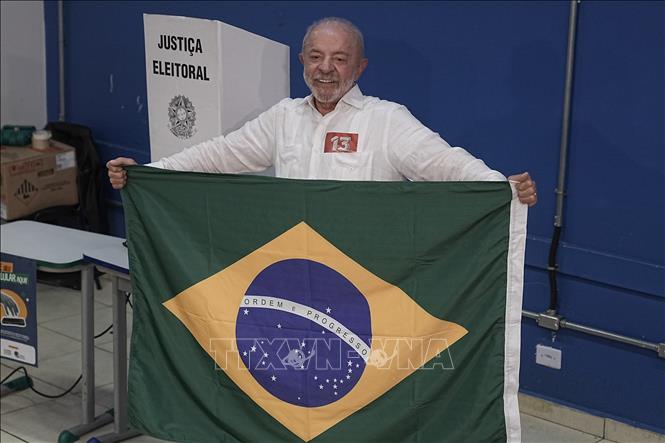 Tổng thống Brazil Luiz Inacio Lula da Silva bỏ phiếu tại một điểm bầu cử ở Sao Bernardo do Campo, Brazil, ngày 25/10/2026. Ảnh: THX/TTXVN phát