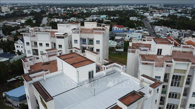 Vì không thể chịu cảnh bị dột mưa trong thời gian dài, chủ căn hộ đã bỏ tiền ra để lợp tôn một phần sân thượng nhằm chống thấm dột khi có mưa. Ảnh: Nhựt An - TTXVN