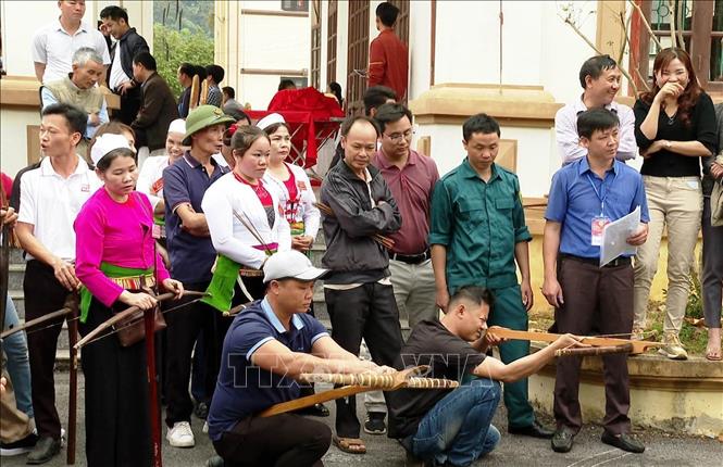 Bắn nỏ là một môn thể thao truyền thống và hoạt động văn hóa đặc sắc của đồng bào dân tộc Mường tại xã Cúc Phương, tỉnh Ninh Bình. Ảnh: Thùy Dung - TTXVN