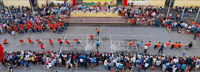 Hội thi kéo co tại xã Phát Diệm, tỉnh Ninh Bình thu hút đông đảo người dân tham gia góp phần lan tỏa nét đẹp văn hóa cộng đồng. Ảnh: Thùy Dung - TTXVN
