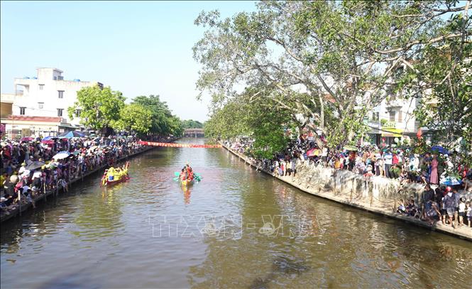 Hội thi bơi chải tại xã Phát Diệm, tỉnh Ninh Bình góp phần gìn giữ và phát huy môn thể thao truyền thống của địa phương. Ảnh: Thùy Dung - TTXVN