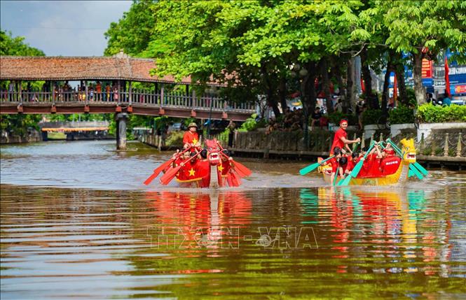 Hội thi bơi chải tại xã Phát Diệm, tỉnh Ninh Bình. Ảnh: Thùy Dung - TTXVN