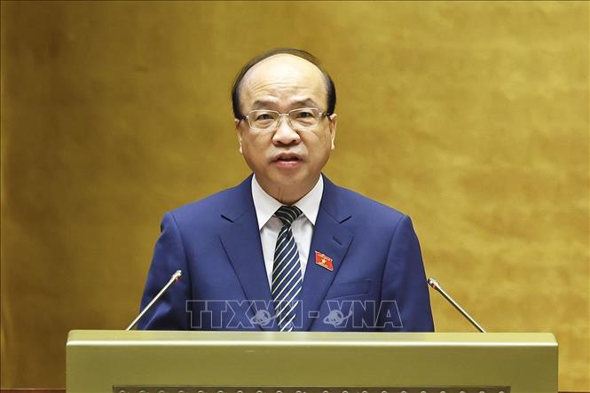 Chủ nhiệm Ủy ban Pháp luật và Tư pháp của Quốc hội trình bày Báo cáo thẩm tra về dự án Luật Xử lý vi phạm hành chính (sửa đổi) Ảnh: Doãn Tấn - TTXVN