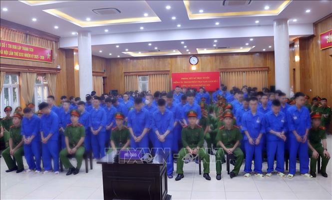 Các bị cáo tại phòng xét xử điểm cầu hội trường Trại tạm giam số 1 (Công an Hà Nội). Ảnh: Văn Điệp – TTXVN