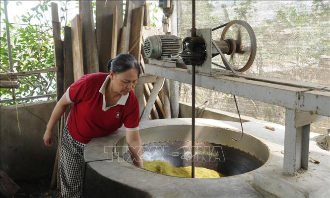 Người dân xã Hợp Thành sản xuất cốm. Ảnh: Hoàng Nguyên - TTXVN