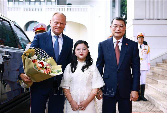 Thủ tướng Lê Minh Hưng đón Thủ tướng Ba Lan Donald Tusk. Ảnh: Dương Giang – TTXVN 