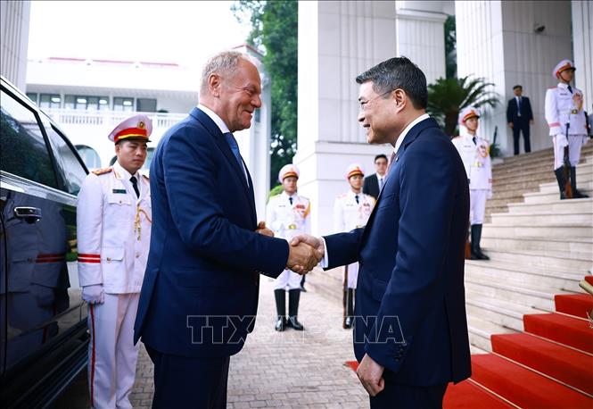 Thủ tướng Lê Minh Hưng đón Thủ tướng Ba Lan Donald Tusk. Ảnh: Dương Giang – TTXVN 
