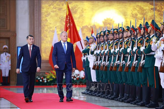 Thủ tướng Lê Minh Hưng và Thủ tướng Ba Lan Donald Tusk duyệt Đội danh dự Quân đội nhân dân Việt Nam. Ảnh: Dương Giang – TTXVN 