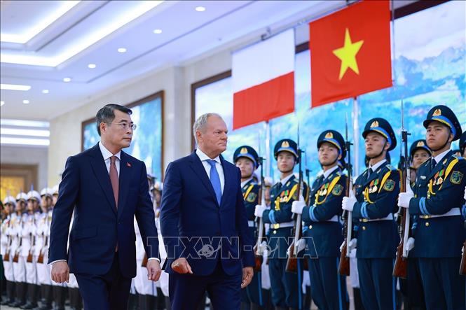 Thủ tướng Lê Minh Hưng và Thủ tướng Ba Lan Donald Tusk duyệt Đội danh dự Quân đội nhân dân Việt Nam. Ảnh: Dương Giang – TTXVN 