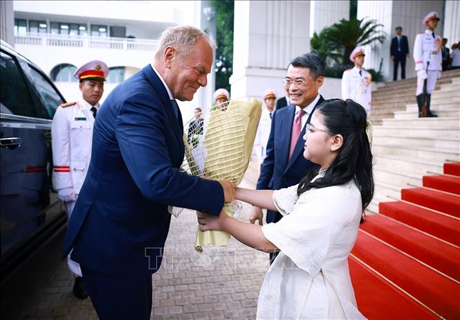 Thiếu nhi Thủ đô tặng hoa chào mừng Thủ tướng Ba Lan Donald Tusk thăm chính thức Việt Nam. Ảnh: Dương Giang – TTXVN 