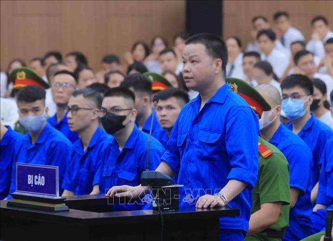 Bị cáo Lê Khắc Ngọ (tức Mr Hunter) khai báo trước toà. Ảnh: Phạm Kiên - TTXVN