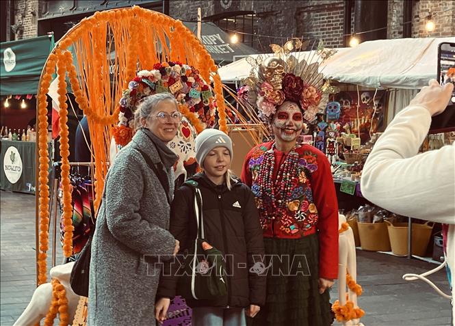 Khách chụp hình bên “quý bà Catrina”. Ảnh: Hương Giang - PV TTXVN tại Anh