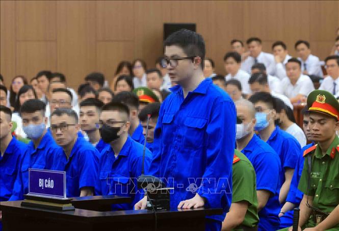 Bị cáo Phó Đức Nam (tức Mr Pips) khai báo trước toà. Ảnh: Phạm Kiên - TTXVN