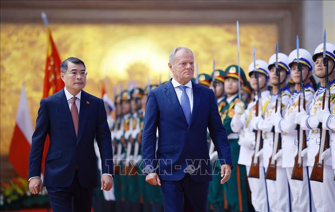 Thủ tướng Lê Minh Hưng và Thủ tướng Ba Lan Donald Tusk duyệt Đội danh dự Quân đội nhân dân Việt Nam. Ảnh: Dương Giang – TTXVN 