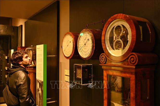 Khu trưng bày về Giờ trung bình Greenwich (GMT) tại Đài thiên văn Hoàng gia Greenwich, London, Anh. Ảnh: THX/TTXVN phát