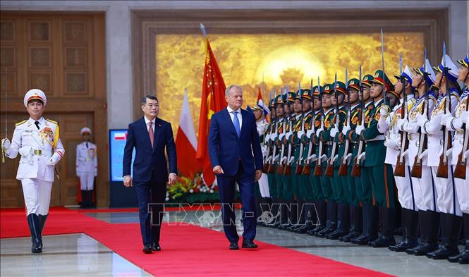 Thủ tướng Lê Minh Hưng và Thủ tướng Ba Lan Donald Tusk duyệt Đội danh dự Quân đội nhân dân Việt Nam. Ảnh: Dương Giang – TTXVN 
