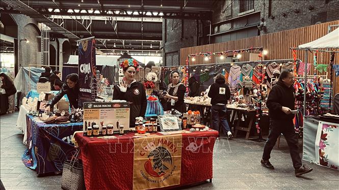 Một nghệ nhân hoá trang thành nàng Catrina trong dịp lễ Día de Muertos. Ảnh: Hương Giang - PV TTXVN tại Anh