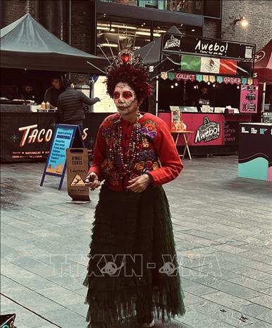 Một phụ nữ hóa trang thành “quý bà Catrina” trong lễ hội. Ảnh: Hương Giang - PV TTXVN tại Anh