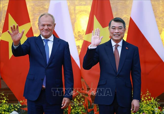 Thủ tướng Lê Minh Hưng và Thủ tướng Ba Lan Donald Tusk chụp ảnh chung trước hội đàm. Ảnh: Dương Giang – TTXVN 
