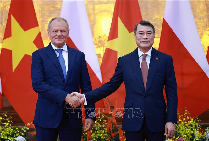 Thủ tướng Lê Minh Hưng và Thủ tướng Ba Lan Donald Tusk chụp ảnh chung trước hội đàm. Ảnh: Dương Giang – TTXVN 

