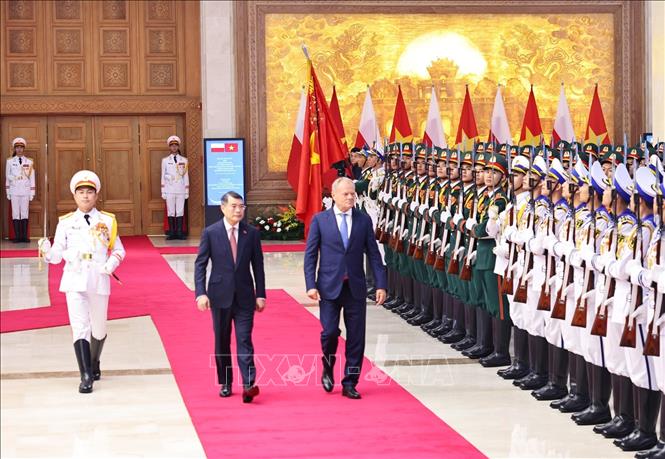 Thủ tướng Lê Minh Hưng và Thủ tướng Ba Lan Donald Tusk duyệt Đội danh dự Quân đội nhân dân Việt Nam. Ảnh: Minh Đức – TTXVN

