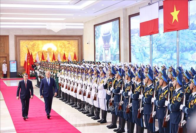 Thủ tướng Lê Minh Hưng và Thủ tướng Ba Lan Donald Tusk duyệt Đội danh dự Quân đội nhân dân Việt Nam. Ảnh: Minh Đức – TTXVN

