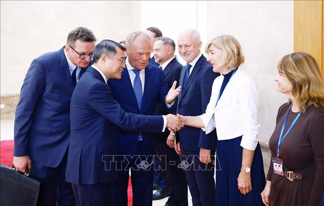 Thủ tướng Cộng hòa Ba Lan Donald Tusk giới thiệu với Thủ tướng Lê Minh Hưng thành viên đoàn Ba Lan. Ảnh: Dương Giang – TTXVN 