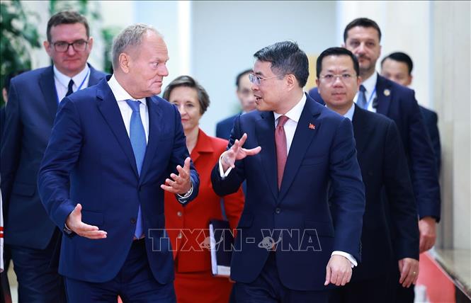 Thủ tướng Lê Minh Hưng cùng Thủ tướng Cộng hòa Ba Lan Donald Tusk dự hội đàm. Ảnh: Dương Giang – TTXVN 