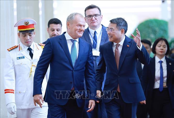 Thủ tướng Lê Minh Hưng cùng Thủ tướng Cộng hòa Ba Lan Donald Tusk dự hội đàm. Ảnh: Dương Giang – TTXVN 