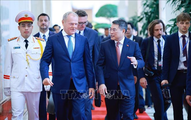 Thủ tướng Lê Minh Hưng cùng Thủ tướng Cộng hòa Ba Lan Donald Tusk dự hội đàm. Ảnh: Dương Giang – TTXVN 