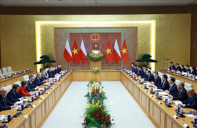 Thủ tướng Lê Minh Hưng và Thủ tướng Cộng hòa Ba Lan Donald Tusk hội đàm. Ảnh: Dương Giang – TTXVN 
