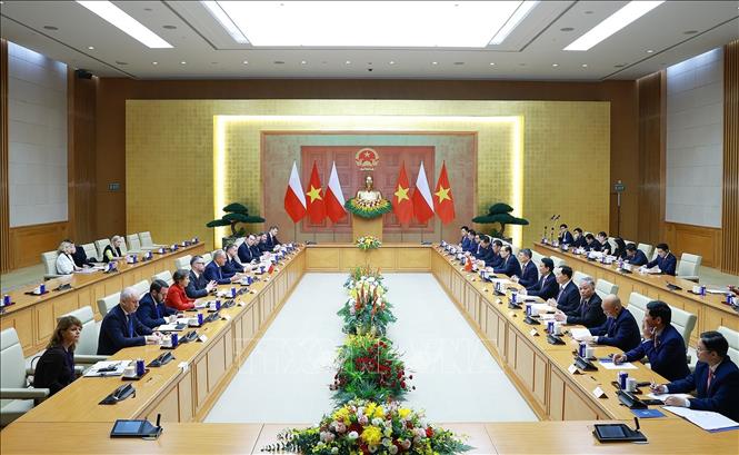 Thủ tướng Lê Minh Hưng và Thủ tướng Cộng hòa Ba Lan Donald Tusk hội đàm. Ảnh: Dương Giang – TTXVN 
