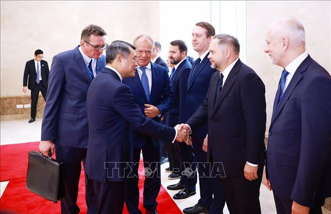 Thủ tướng Cộng hòa Ba Lan Donald Tusk giới thiệu với Thủ tướng Lê Minh Hưng thành viên đoàn Ba Lan. Ảnh: Dương Giang – TTXVN 