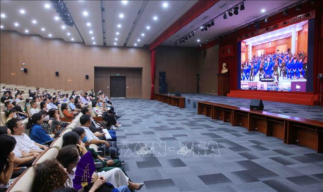Hàng trăm người bị hại và người liên quan vụ án tham dự phiên toà xét xử. Ảnh: Phạm Kiên - TTXVN