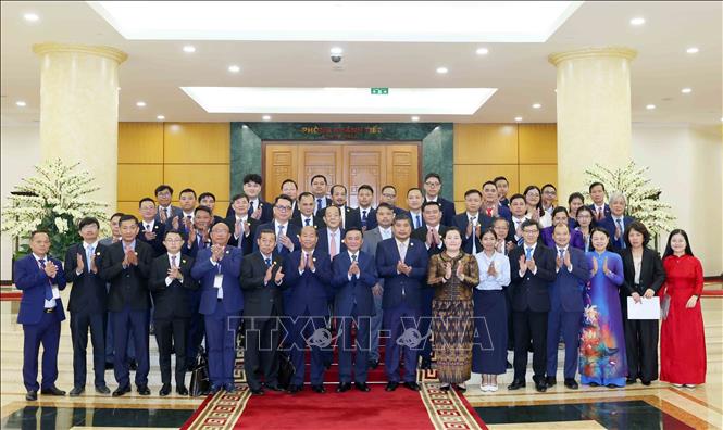 Thường trực Ban Bí thư Trần Cẩm Tú cùng Đoàn cán bộ lãnh đạo trẻ Đảng Nhân dân Campuchia. Ảnh: Phương Hoa - TTXVN