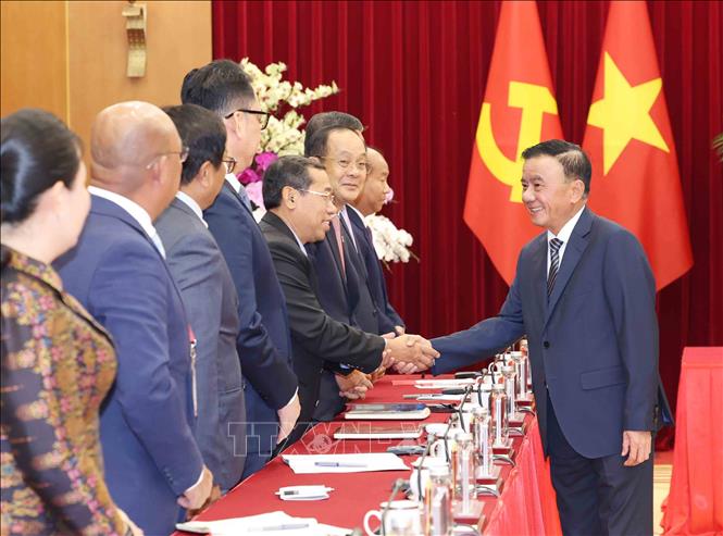 Thường trực Ban Bí thư Trần Cẩm Tú với Đoàn cán bộ lãnh đạo trẻ Đảng Nhân dân Campuchia. Ảnh: Phương Hoa - TTXVN