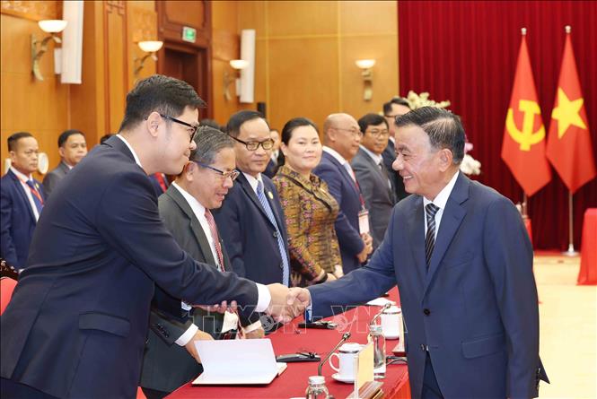 Thường trực Ban Bí thư Trần Cẩm Tú với Đoàn cán bộ lãnh đạo trẻ Đảng Nhân dân Campuchia. Ảnh: Phương Hoa - TTXVN