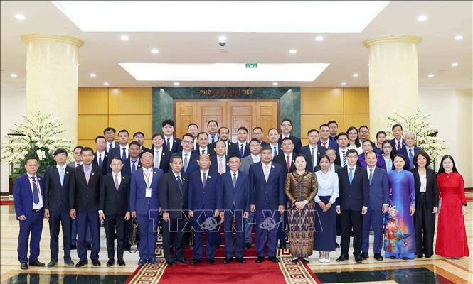 Thường trực Ban Bí thư Trần Cẩm Tú cùng Đoàn cán bộ lãnh đạo trẻ Đảng Nhân dân Campuchia. Ảnh: Phương Hoa - TTXVN
