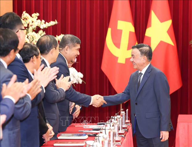 Thường trực Ban Bí thư Trần Cẩm Tú với Đoàn cán bộ lãnh đạo trẻ Đảng Nhân dân Campuchia. Ảnh: Phương Hoa - TTXVN