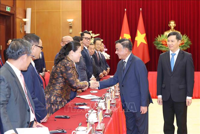 Thường trực Ban Bí thư Trần Cẩm Tú với Đoàn cán bộ lãnh đạo trẻ Đảng Nhân dân Campuchia. Ảnh: Phương Hoa - TTXVN