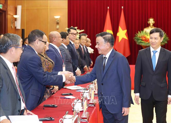 Thường trực Ban Bí thư Trần Cẩm Tú với Đoàn cán bộ lãnh đạo trẻ Đảng Nhân dân Campuchia. Ảnh: Phương Hoa - TTXVN
