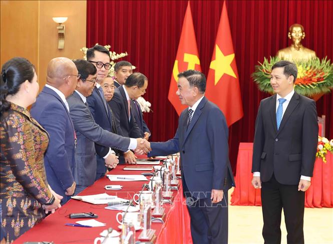 Thường trực Ban Bí thư Trần Cẩm Tú với Đoàn cán bộ lãnh đạo trẻ Đảng Nhân dân Campuchia. Ảnh: Phương Hoa - TTXVN