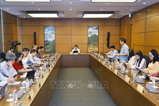 Đoàn đại biểu các tỉnh Lai Châu và An Giang thảo luận ở tổ. Ảnh: Doãn Tấn - TTXVN