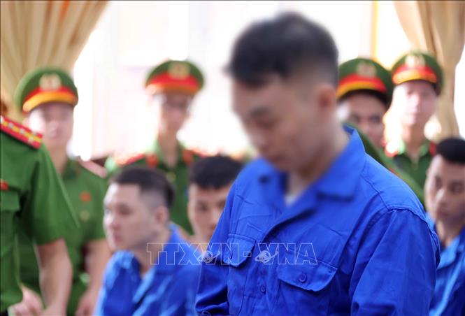 Bị cáo Phạm Hồng Kỳ khai báo trước tòa tại điểm cầu hội trường Trại tạm giam số 1 (Công an Hà Nội). Ảnh: Văn Điệp – TTXVN