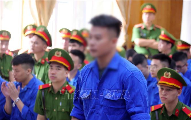 Bị cáo Nguyễn Viết Khánh khai báo trước tòa tại điểm cầu hội trường Trại tạm giam số 1 (Công an Hà Nội). Ảnh: Văn Điệp – TTXVN