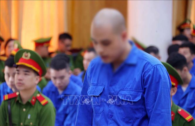Bị cáo Đỗ Xuân Chiến khai báo trước tòa tại điểm cầu hội trường Trại tạm giam số 1 (Công an Hà Nội). Ảnh: Văn Điệp – TTXVN