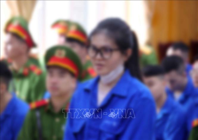 Bị cáo Phan Thị Hoa khai báo trước tòa tại điểm cầu hội trường Trại tạm giam số 1 (Công an Hà Nội). Ảnh: Văn Điệp – TTXVN